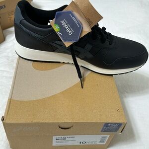 Men’s ASICS Lyte classic, black and gray size 10.5 new with tags and box